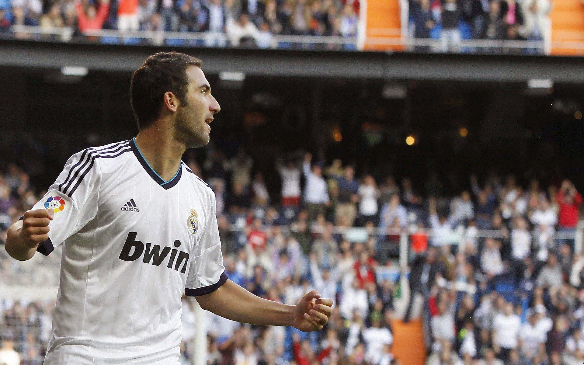 英超争冠白热化，曼城、阿森纳、利物浦三强鼎立，最后冲刺谁将问鼎？